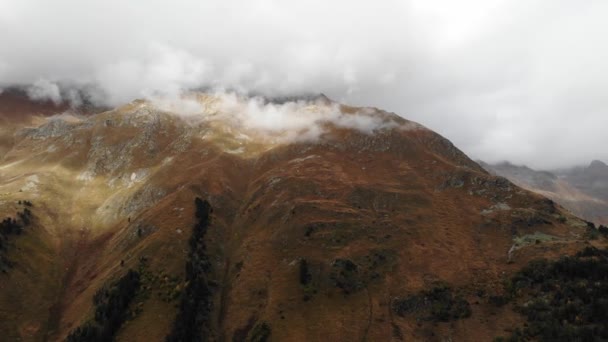 Luchtfoto van bewolkte bergen in de herfst tijd vervallen op drone — Stockvideo