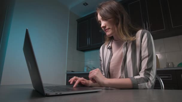 Sekély mélységélesség, fókuszváltás. Közelkép fiatal üzleti nők kezét elfoglalt dolgozik laptop vagy számítógép billentyűzet küldeni e-maileket és böngészni az interneten egy webböngésző késő este. — Stock videók