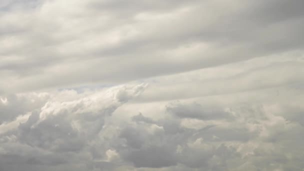 El lapso de tiempo de nubes grises atronadoras, nubes de truenos girando a través del cielo. Fondo natural clima y cambio climático — Vídeo de stock