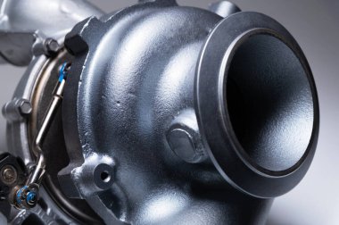 Gri arka planda metalden yapılmış yeni mekanik türbin parçaları. Yakın plan. Mekanik Turbo Egzoz Kompresörü