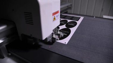 PPYATIGORSK, RUSSIA - 5 Ekim 2021: Yazıcı Sergisi. Dijital flatbed kesici, komplocu etiketleri kesiyor. Teknoloji, sanayi, üretim, imza ve reklam kavramı