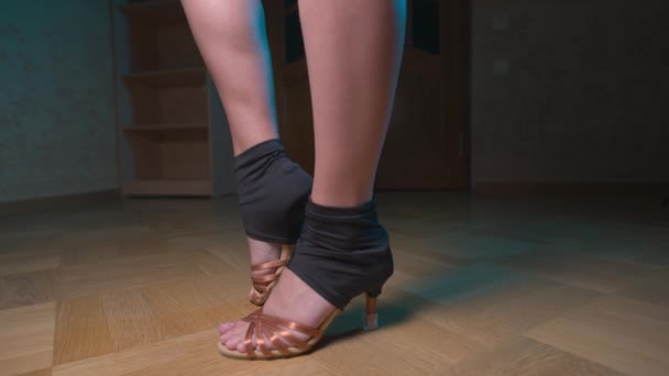 Primer plano de las piernas de la joven caucásica en zapatos para baile deportivo de salón. calentamiento. — Vídeo de stock