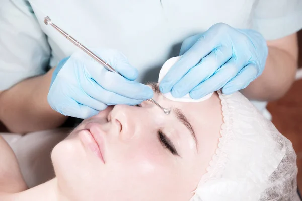 Primo piano Pulizia professionale del viso. Procedura di pulizia meccanica del viso. Peeling della pelle del viso. — Foto Stock
