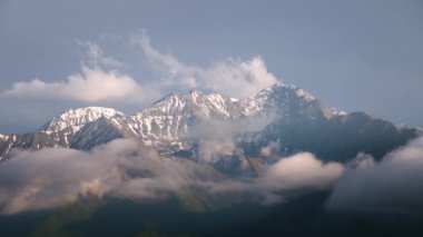 Yaz mevsiminde akşam dağlarının zamanı yeşil çimenler ve telefoto lensinde akan bulutlar. Doğal dağ arkaplanı