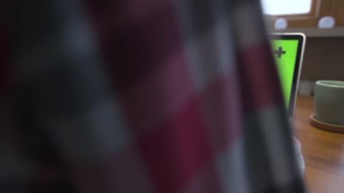 Kadın elleri dizüstü bilgisayarın dizüstü bilgisayarında yazıp kaydırıyor. Açılı perspektif iğnesi olan iz noktaları. Ev ofisi ve uzaktan çalışma