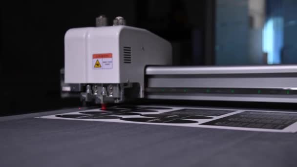 Βιομηχανική plotter κόβει ένα πρότυπο σε μια συσκευασία από χαρτόνι για τα προϊόντα. πραγματικό χρόνο ρηχό βάθος πεδίου. Ζωντανή κάμερα — Αρχείο Βίντεο