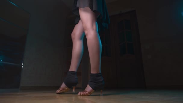 Крупный план ног белой девушки в обуви для бальных спортивных танцев. разминка — стоковое видео