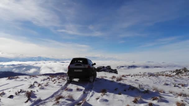 PYATIGORSK, RUSIA - 5 de diciembre de 2021: Tour todoterreno por las montañas de invierno en Isuzu Vehicross. Vista aérea de volar sobre un coche sobre el fondo de un valle nevado — Vídeos de Stock