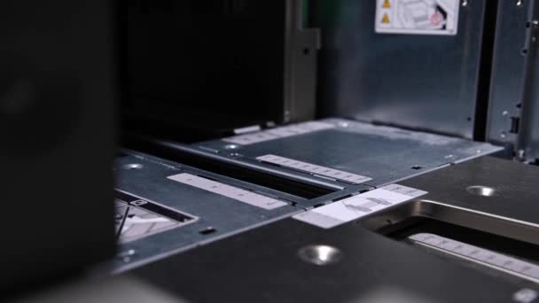 Mannelijke zakenman die een pak wit papier laadt om in een industriële printer te drukken — Stockvideo