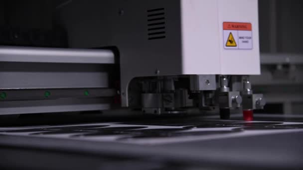 Detailní záběr mělké hloubky pole výrobní plotr v tiskárně automaticky vyjme obaly a štítky z lepenky — Stock video