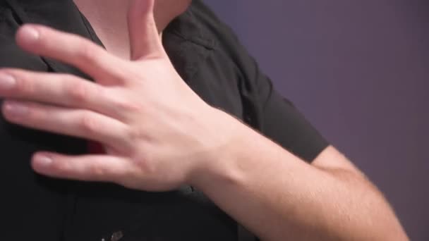 En ung vit man i medicinsk uniform masserar bröstmusklerna med en massageboll. Myofaskulär frisättning — Stockvideo
