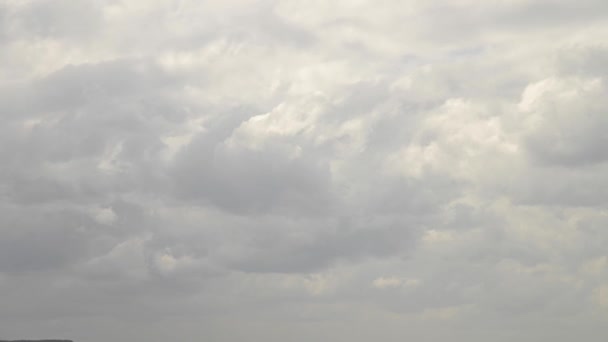 Zeitraffer von donnernden grauen Wolken, Gewitterwolken, die über den Himmel kreisen. Natürliches Hintergrundwetter und Klimawandel — Stockvideo