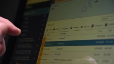 Karanlık bir yapım odasındaki dokunmatik ekranda endüstriyel teknolojiyi ayarlayan bir adamın yakın çekimi. Canlı kamera. Reklam üretimi