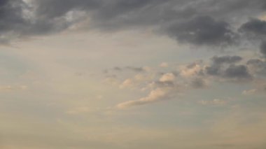 Gök gürültülü gri bulutlar, gök gürültülü bulutlar gökyüzünde daireler çiziyor. Doğal arka plan hava ve iklim değişikliği