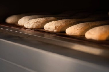 Yemek pişirme ve yeme konseptinde fırında pişirilmiş taze ekmek parçaları.