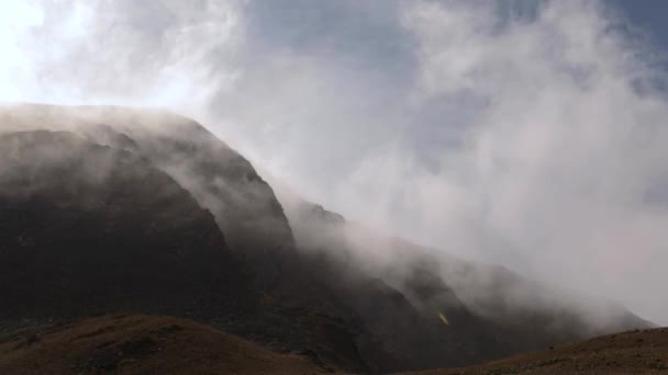 Hegyi táj időapszis hegyi sziklák áramló felhők. A változó időjárás és éghajlat háttere. Globális felmelegedés — Stock videók