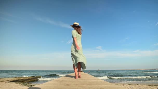 スローモーションの女性はビーチで海を楽しんでいます。海を考える。明るい茶色の髪の女の子 — ストック動画