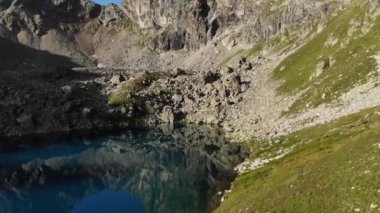 Alp gölü kıyısındaki uçuşu, kristal berrak içme suyuyla gösteren hava manzarası. Dokunulmamış doğanın korunan yerleri.