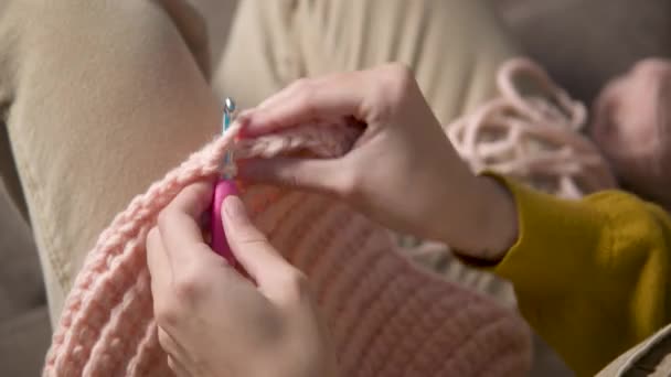 Close-up de jovens mãos femininas de uma menina caucasiana fazendo crochê, mostra como tricotar corretamente. Profundidade de campo rasa. Faixa dinâmica elevada. — Vídeo de Stock