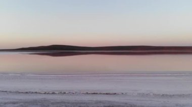 Gün batımında pembe tuz gölü. Hava görünümü