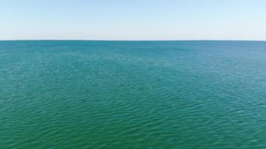 Turkuaz su yüzeyinin havadan görünüşü. Hava görüntüsü. Deniz video arkaplanı