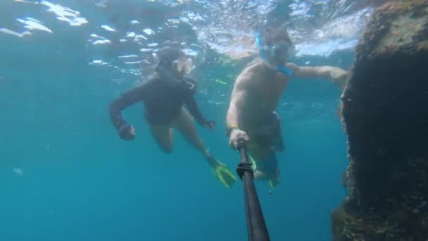 Ego-Shooting: junges attraktives Paar schnorchelt gemeinsam im tropischen Ozeanwasser und hat Spaß im Sommerurlaub — Stockvideo