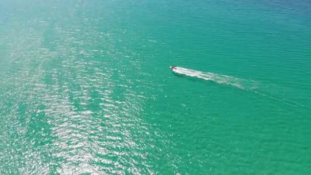 膨脹可能なモーターボートの空中ビューは、海面に浮かぶ。海上輸送の動きと海の背景 — ストック動画
