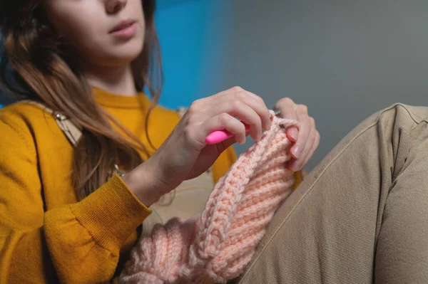 Gros plan de jeunes mains féminines d'une fille caucasienne faisant crochet, montre comment tricoter correctement. Profondeur de champ faible. plage dynamique élevée. — Photo
