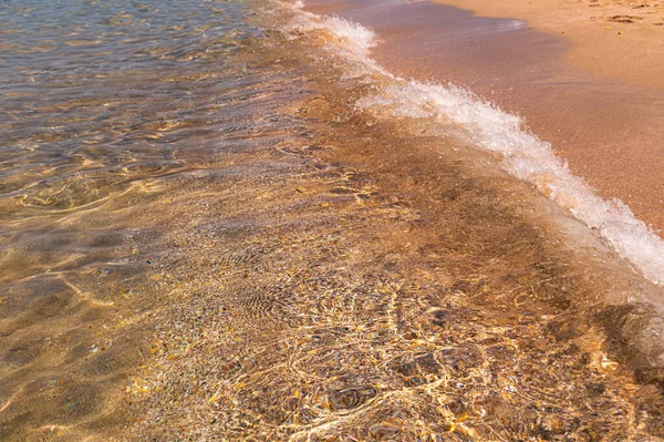 Hullámzó hab és fehér homok a parton. Kristály tiszta tengeri hullám egy homokos strand fotó háttér. Arany korall strand homok tengeri hullám. Tengerparti egzotikus sziget banner helyet a szöveges. — Stock Fotó