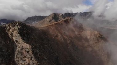 Yakın hareket bulutlar arasında uçsuz bucaksız dağlar boyunca uçar. Bulutlardan oluşan bir hava manzarası alacakaranlıkta bir dağ sırasının ortasında yüzer. Dağ havası, destansı iklim değişikliği
