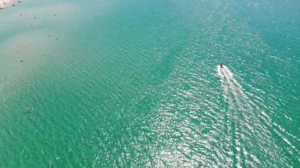 Vista aérea de una lancha motora inflable flota en la superficie del mar. Fondo marino con movimiento de transporte acuático — Vídeos de Stock