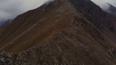 Yakın hareket bulutlar arasında uçsuz bucaksız dağlar boyunca uçar. Bulutlardan oluşan bir hava manzarası alacakaranlıkta bir dağ sırasının ortasında yüzer. Dağ havası, destansı iklim değişikliği