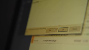 Karanlık bir yapım odasındaki dokunmatik ekranda endüstriyel teknolojiyi ayarlayan bir adamın yakın çekimi. Canlı kamera. Reklam üretimi