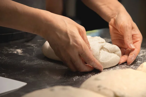 Primer plano panadero hacer pan, manos femeninas, amasar la masa, cocinar — Foto de Stock