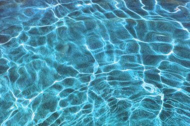 Güneşin deniz arka plan dokusu su sütunu boyunca parlıyor kumlu deniz tabanına yansıyor.