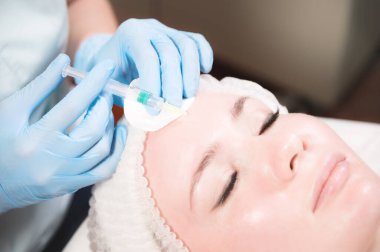 Kırışıklık önleyici ameliyat. Güzel genç kadın şırıngası. Yüz bakımı.