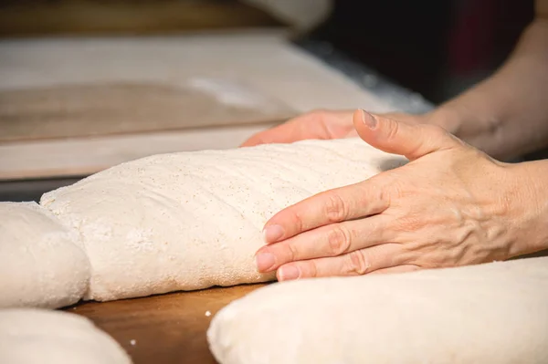 Close-up. Baker making bread, female hands, kneading dough, cooking. Caring for health and love while making healthy bread —  Fotos de Stock