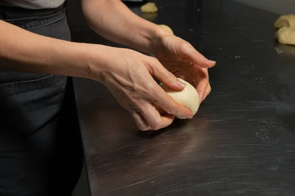 Primer plano panadero hacer pan, manos femeninas, amasar la masa, cocinar — Foto de Stock