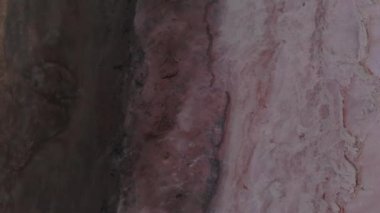 Gün batımında pembe tuz gölü. Hava görünümü