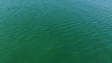 Turkuaz su yüzeyinin havadan görünüşü. Hava görüntüsü. Deniz video arkaplanı