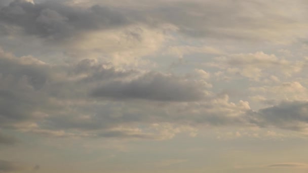 El lapso de tiempo de nubes grises atronadoras, nubes de truenos girando a través del cielo. Fondo natural clima y cambio climático — Vídeos de Stock