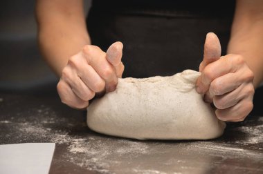 Yakın plan fırıncı ekmek yapıyor, kadın eli, yoğurma hamuru, yemek yapıyor.