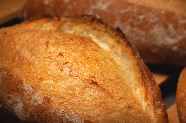 Appetitlich frisches handwerklich hergestelltes Brot. Großaufnahme eines Laibs köstlichen Brotes auf einer Holzpalette — Stockfoto