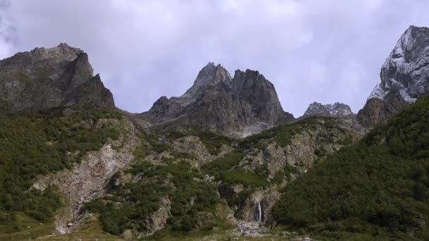 Time-lapse photography of beautiful clouds moving rapidly over high mountains and creating shadows. Summer timelapse epic mountains — Wideo stockowe