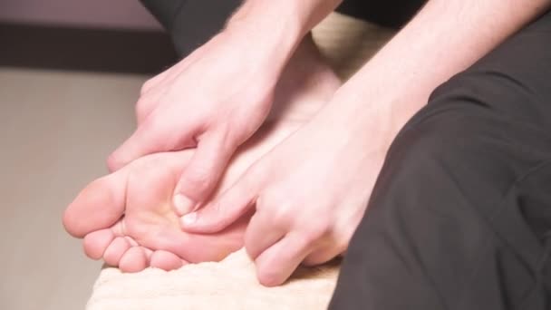 Close-up van zelfmassage voeten. Een man masseert zijn voet. preventie van platte voeten — Stockvideo