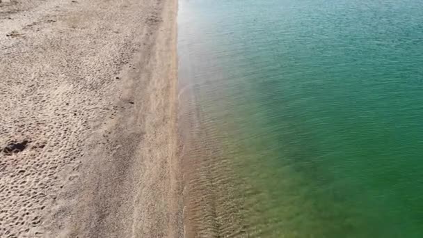 Aerial view Beach and sea view. Sandy beach with turquoise water. Aerial view of beach sand, with stunning views of waves, coast and blue turquoise side of the ocean for relaxing in paradise — 图库视频影像