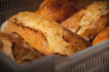 Bir sürü Fransız ekmeği. Taze pişmiş Fransız dürümleri lezzetlidir. Yakın plan.