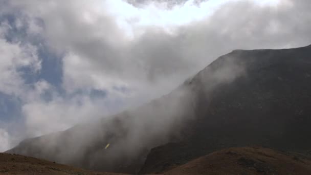 Timelapse de nubes flotantes rápidas sobre las colinas amarillas de las montañas. Nubes y transformación del clima. Calentamiento global — Vídeos de Stock