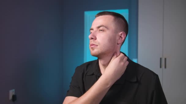 Gros plan d'un homme caucasien se massant le cou. douleur au cou et prévention des problèmes au cou. — Video
