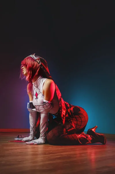 Retrato cosplay de atractiva sexy mujer cosplay caucásica joven en manga traje de guerrero anime sentado sexy en el suelo. Rosario retrato personaje disfrazado — Foto de Stock